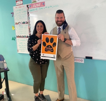 Alumni with Bengal Teaches Here poster in Mexico