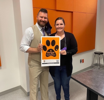 Alumni with Bengal Teaches Here poster in Mexico